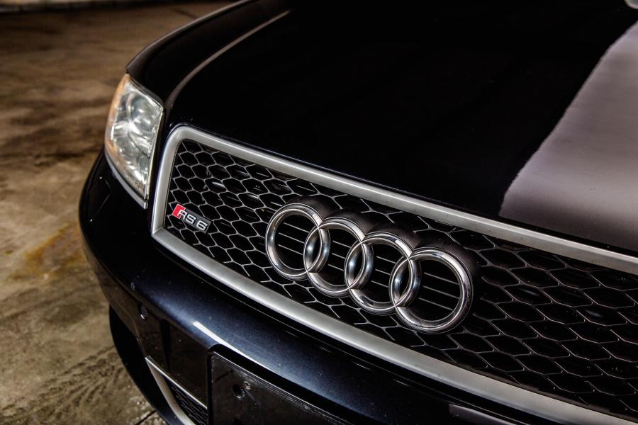 Логотип Audi RS6 Sedan (4B, C5) 2002 года  (NA) (фото 3 из 20)